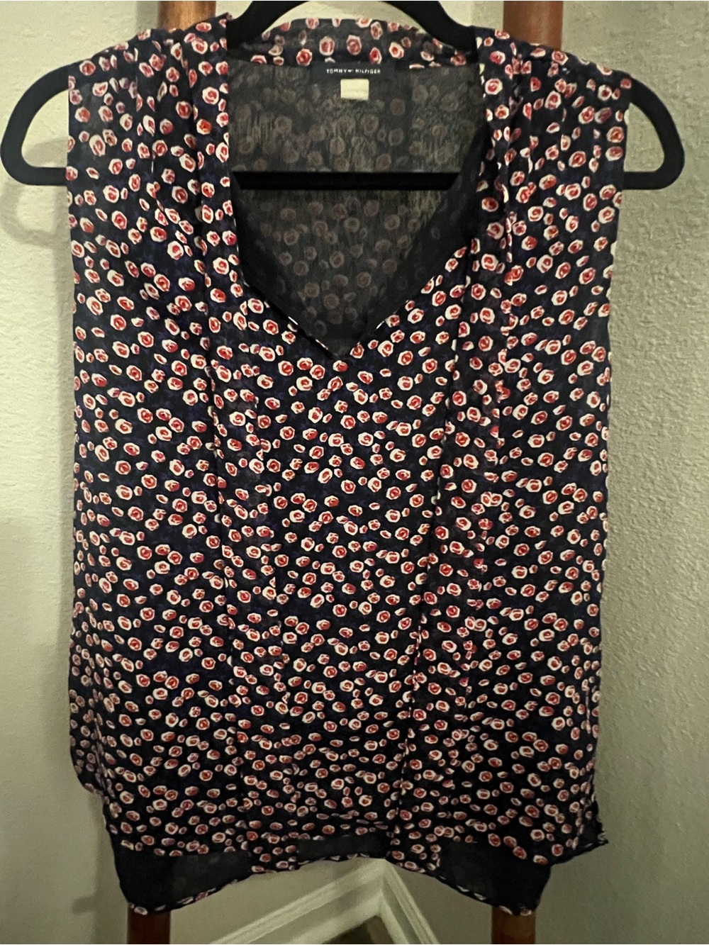 Sleeveless V-Neck Printed Shell Top - Navy with Rosette Accent